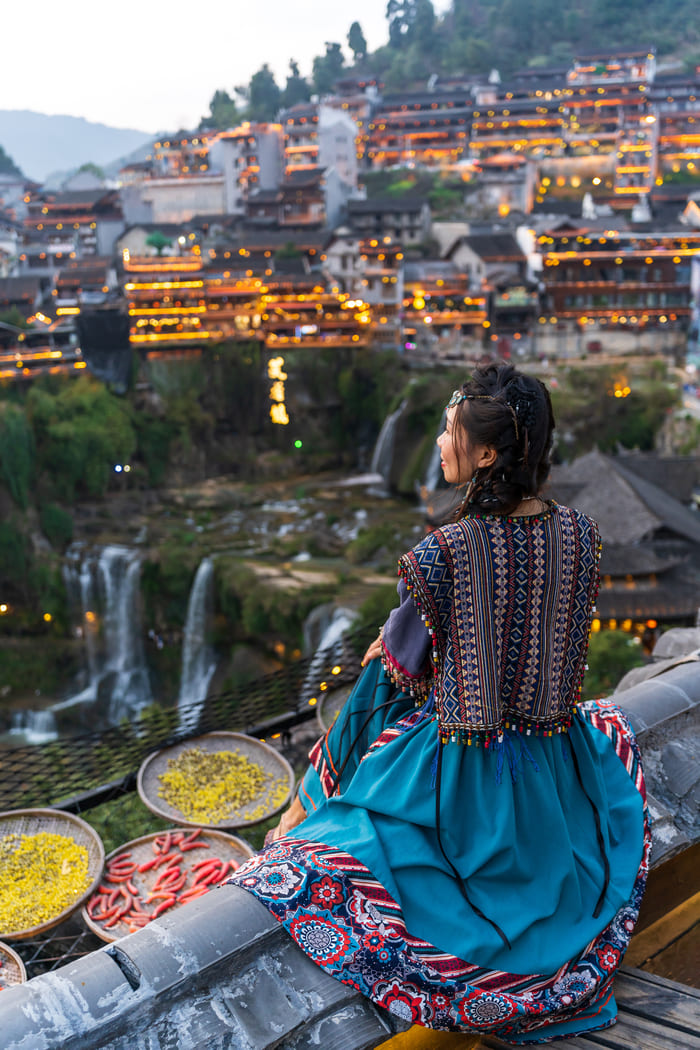 mujer asiática contemplando la ciudad de lijiang