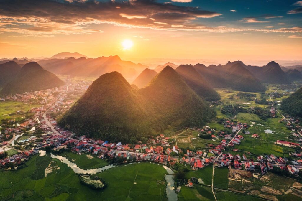 Atedercer detras de las montañas e n Yangshuo, China